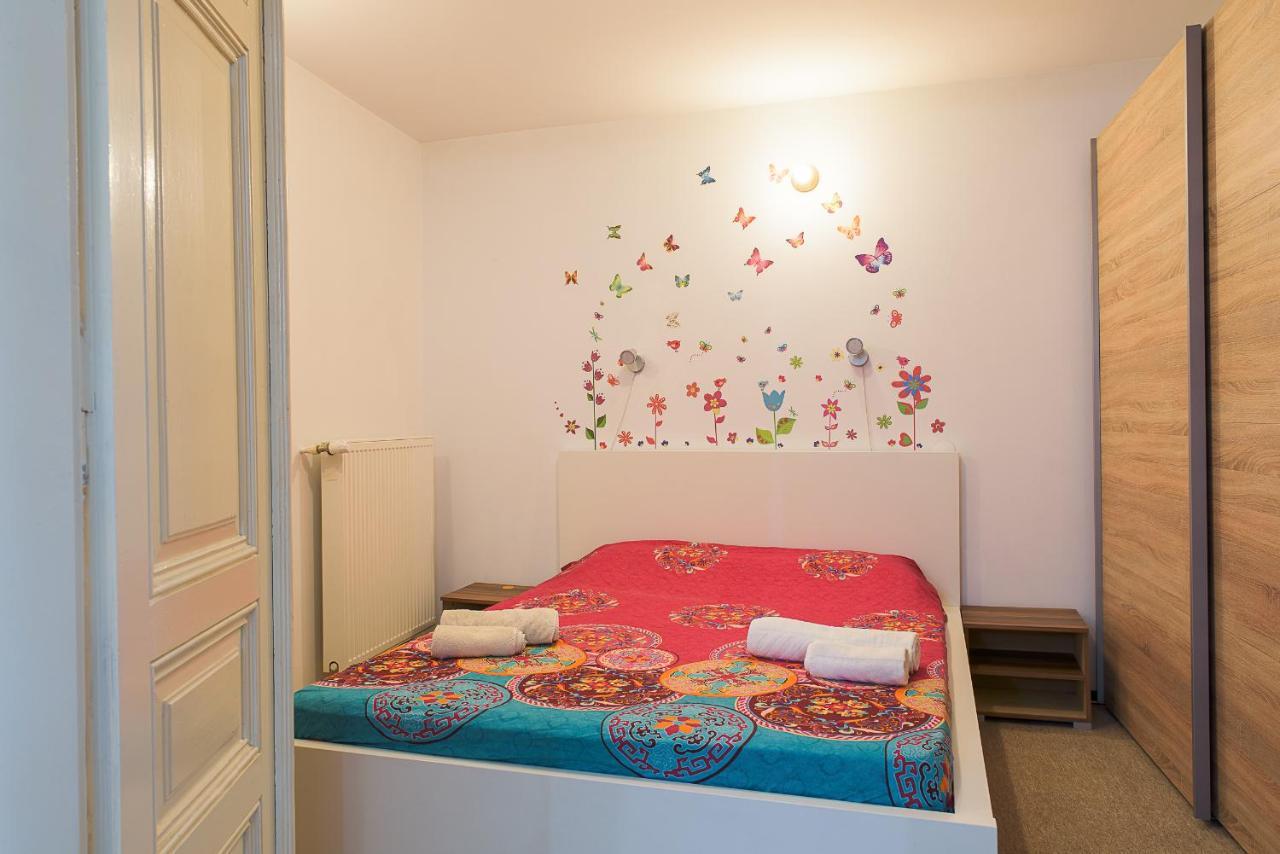 Center Walking Apartment And Room Bukarest Kültér fotó