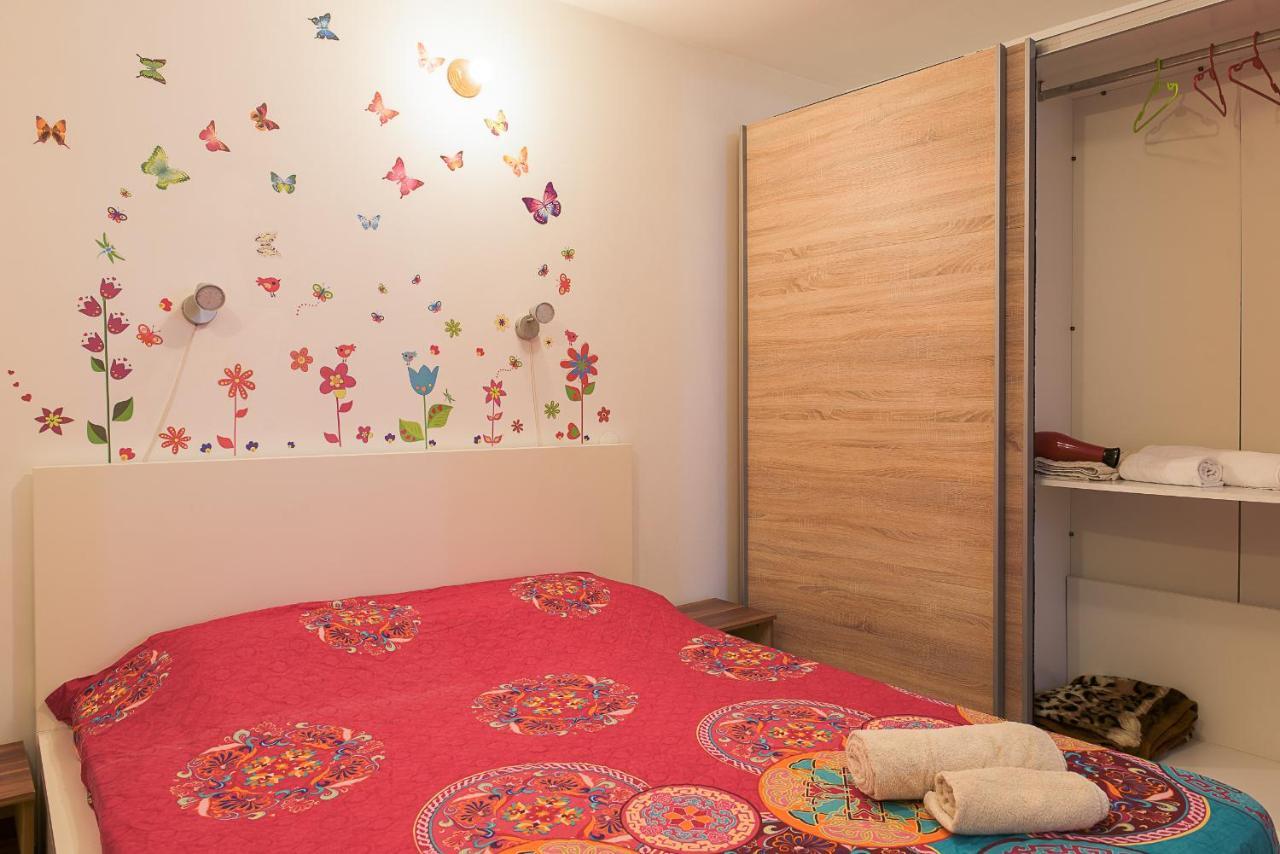 Center Walking Apartment And Room Bukarest Kültér fotó